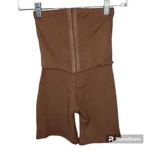 Daisy Fuentes Nude Adjustable Shape Waist Cincher Girdle Size M